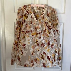 EUC size L ENTRO pullover long sleeved v-neck blouse with puffed sleeves.